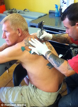 article-2395504-1B4E4A7A000005DC-175_306x423