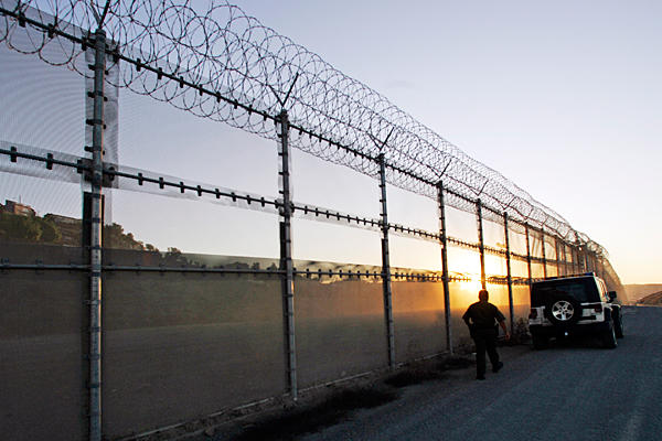 0515-US-mexico-border-fence_full_600
