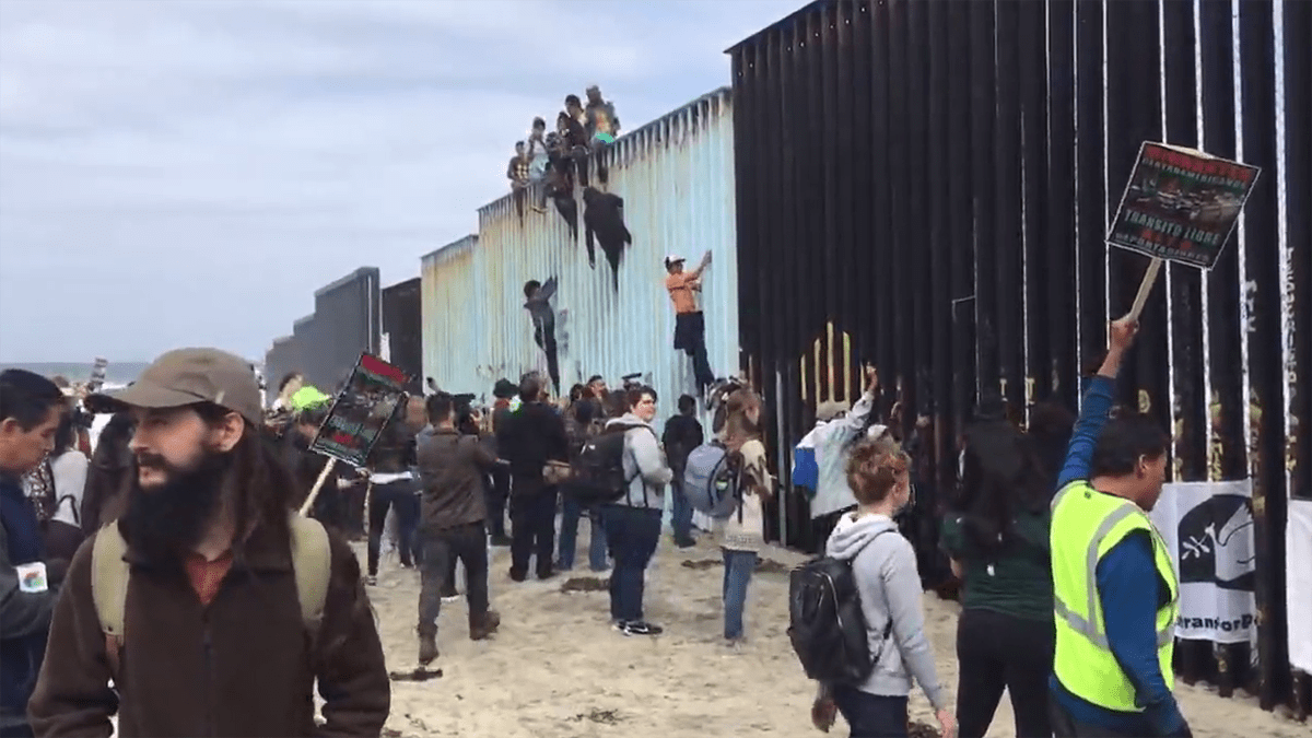 migrant+caravan+on+wall.PNG